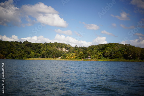 グアテマラ・フローレスの密林とペテンイツァ湖