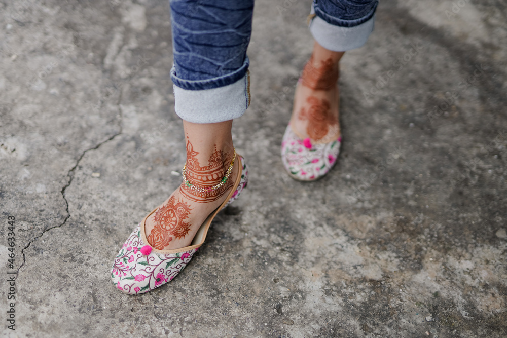 The Hindu Indian Wedding bridal shoes Anklets and Payal Pictures . 