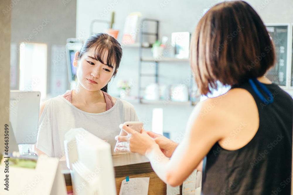 受付でスマホを使う女性(困る)
受付でスマホを使う女性(困る)