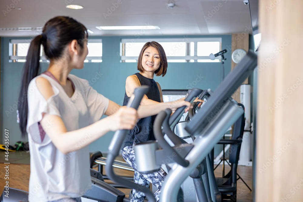 スポーツジムでトレーニングする女性たち（挨拶）
