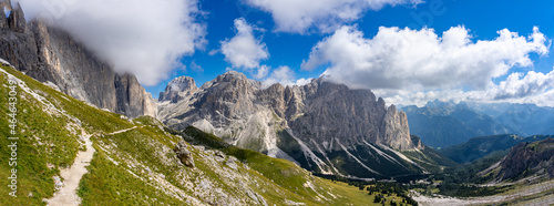 Höhenwanderung in den Südtiroler Dolomiten: Panoramablick auf der Hochebene des Rosengarten / Vajolet-Tal