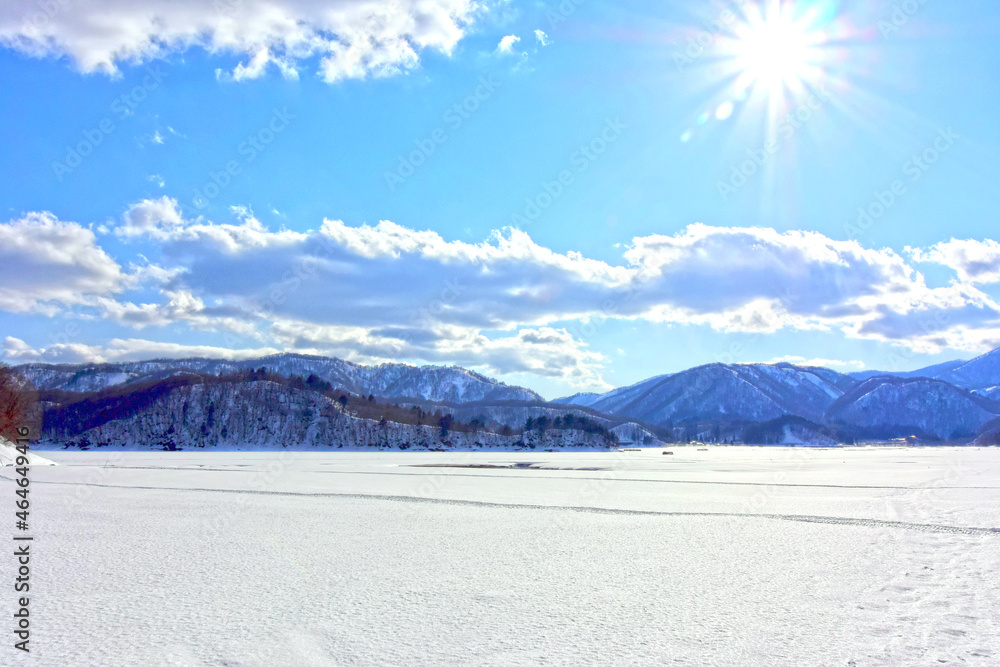 氷結した桧原湖と太陽	