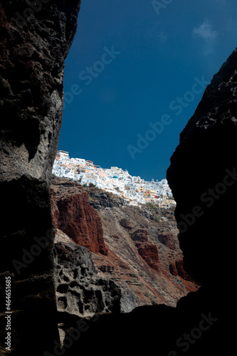 Oia vue depuis la baie d'Ammoudi sur l'ile de santorin en grèce