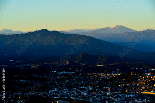 恵那の町並と夕暮れの御嶽山 © tosi