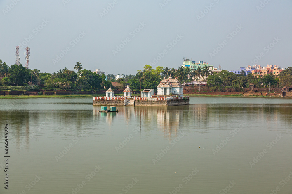 インド　ブバネーシュワルの池の中にあるナラヤニ寺院