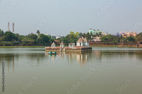 インド　ブバネーシュワルの池の中にあるナラヤニ寺院 © pespiero