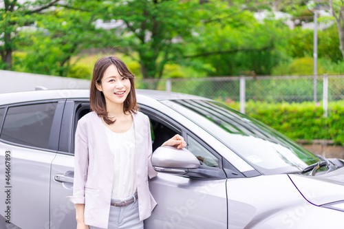 マイカーを購入した若い女性