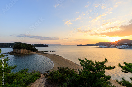 夕日とエンジェルロード（干潮時） 香川県小豆島 Sunset and Angel Road (At low tide) Kagawa-ken Shodoshima