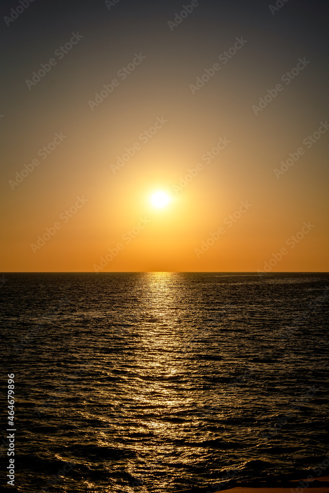 Naklejka premium Sunset into the sea