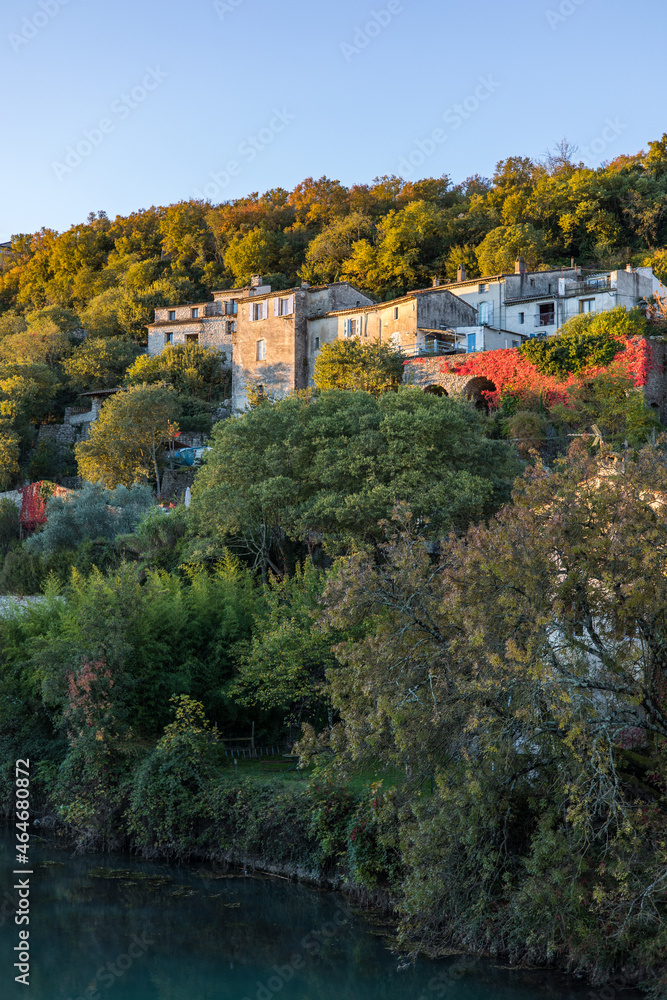 Vue au lever du soleil sur des maisons à flanc de montagne à Sauve (Occitanie, France) Vue au lever du soleil sur des maisons à flanc de montagne à Sauve (Occitanie, France)