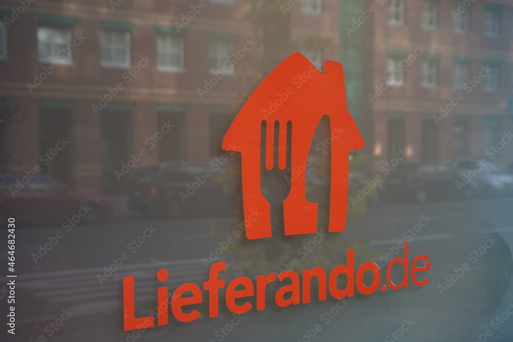 Schriftzug und Logo von Lieferando auf einer Glasscheibe in Berlin am ...