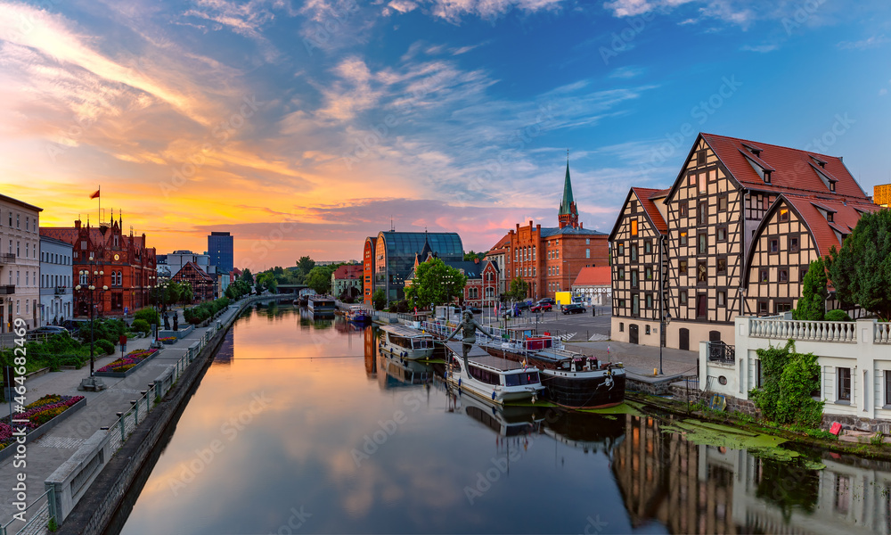 Panorama of Old town with reflection in Brda River at sunrise, Bydgoszcz, Poland - obrazy, fototapety, plakaty 