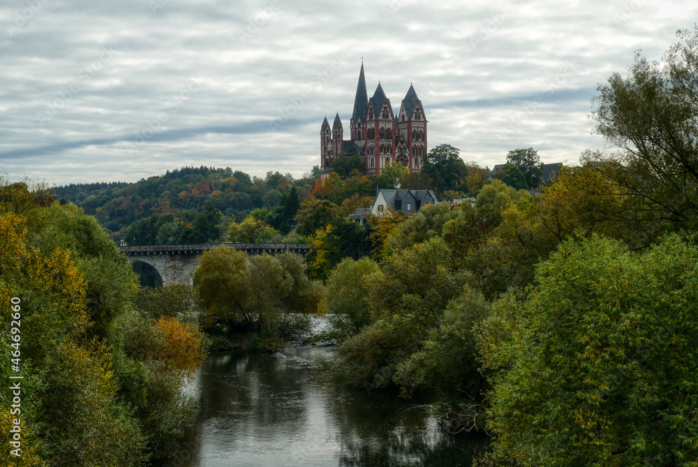 Naklejka premium Historischer Dom und alte Lahnbrücke in Limburg
