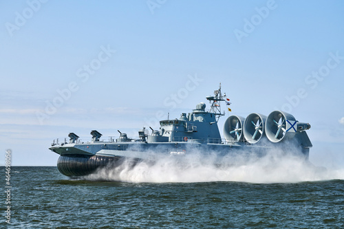 Foto Landing Craft Air Cushion hovercraft flying above water, air cushion sailing spl