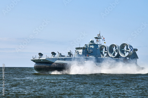 Foto Landing Craft Air Cushion hovercraft flying above water, air cushion sailing spl