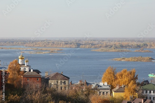Billede på lærred view of the built-up river bank in autumn