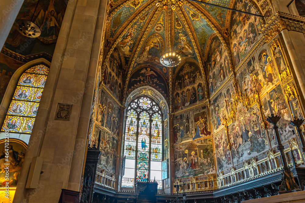 The Choir, or German Chapel, was decorated thanks to donations from German Catholics at the end of the 19th century. Rich in gold and frescoes that tell scenes from the life of the Virgin Mary
