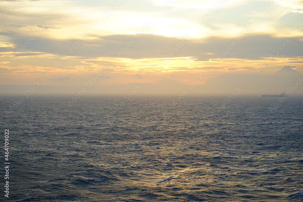 Fototapeta premium Sunset view from ferry in pacific ocean - フェリーからの太平洋の夕日