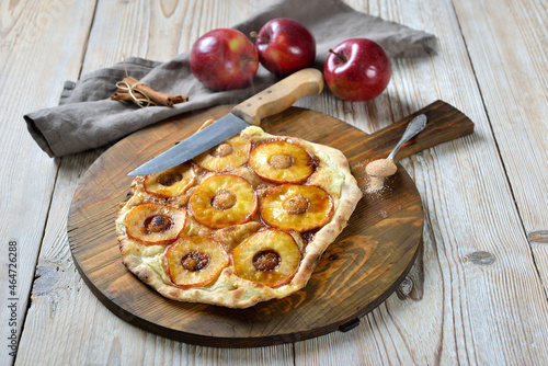 Süßer Flammkuchen mit Apfelringen und kandierter Zucker-Zimt-Mischung als Nachtisch im Elsass – Sweet Tarte Flambée from Alsace with apple rings and candied sugar with cinnemon hot from the oven