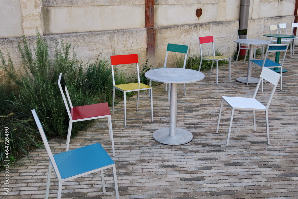 Terrasse de café avec chaises colorées. Terrasse de café avec chaises colorées.