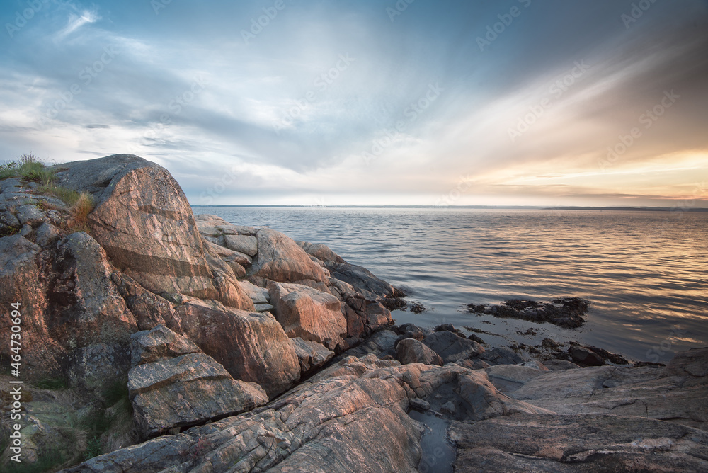 Larkollen, skalisty brzeg w Norwegii przed zachodem słońca - obrazy, fototapety, plakaty 