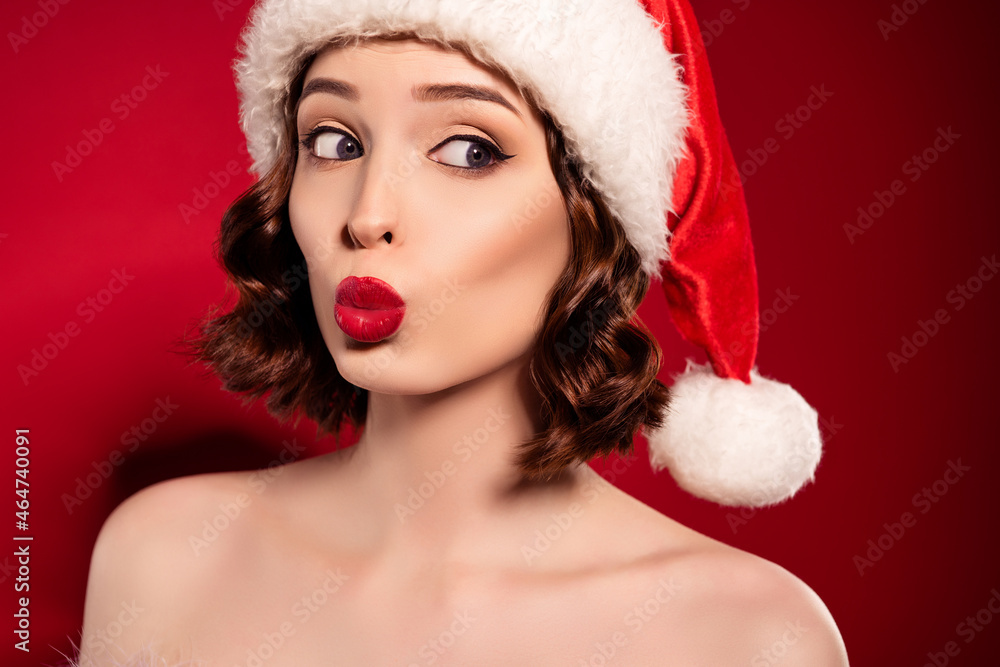 Photo of dreamy funky brunette lady look empty space send air kiss xmas eve isolated on dark gradient background Photo of dreamy funky brunette lady look empty space send air kiss xmas eve isolated on dark gradient background