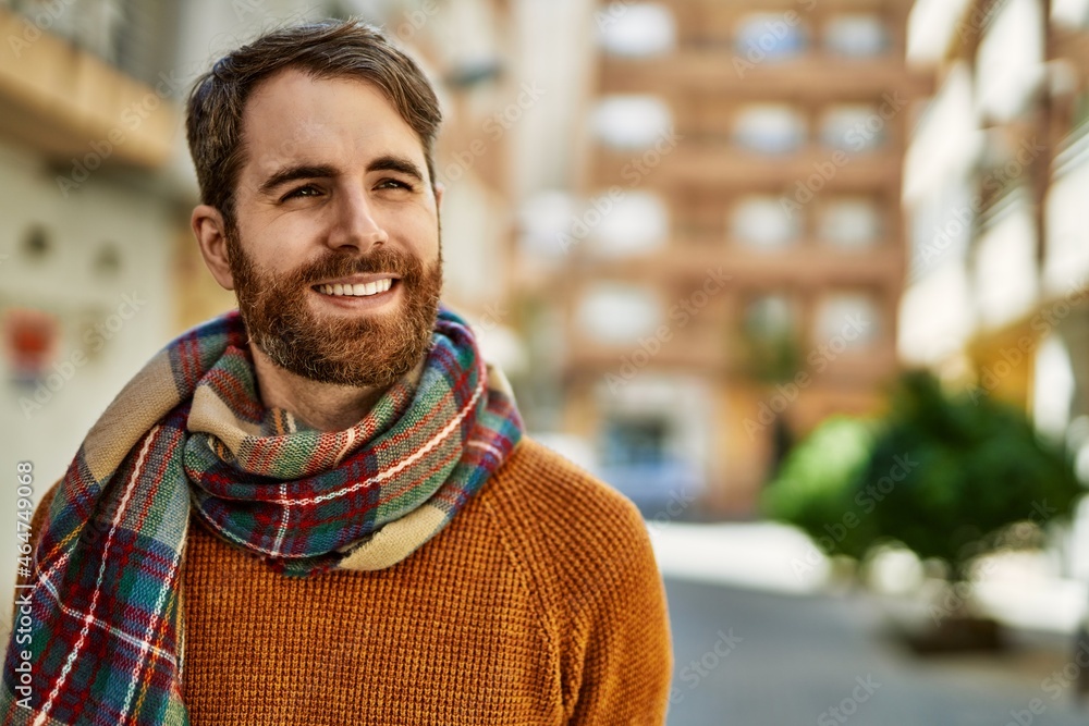 Obraz premium Young caucasian man with beard outdoors on a sunny day