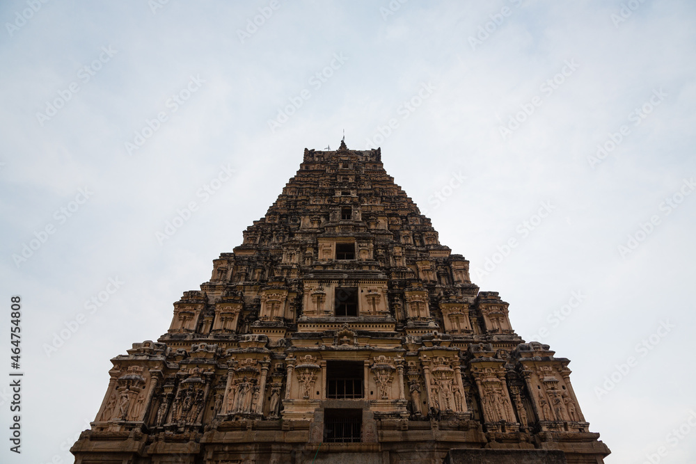 インド　ハンピの建造物群の一つヴィルパークシャ寺院の塔門