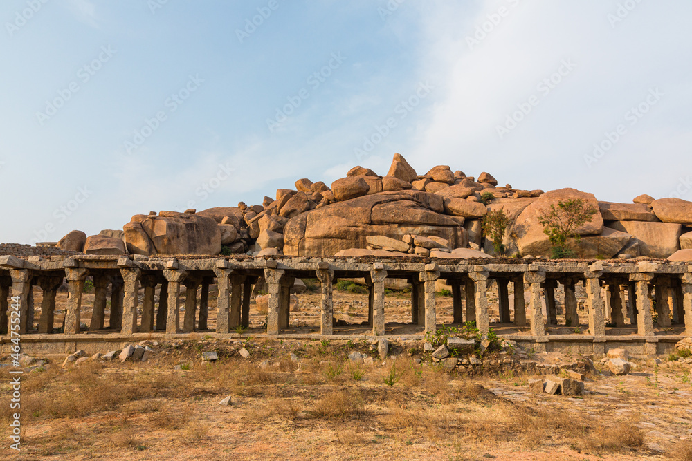 インド　ハンピの建造物群のクリシュナ寺院前のバザール