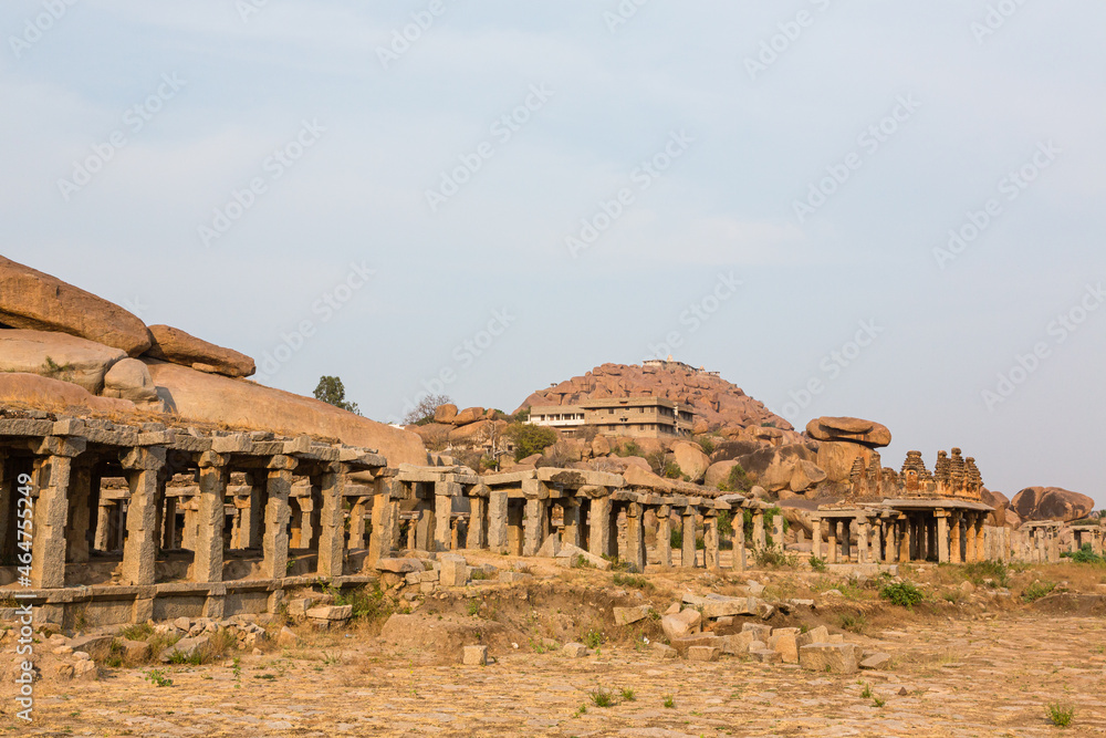 インド　ハンピの建造物群のクリシュナ寺院前のバザール