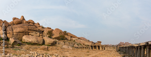 インド ハンピの建造物群のクリシュナ寺院前のバザール