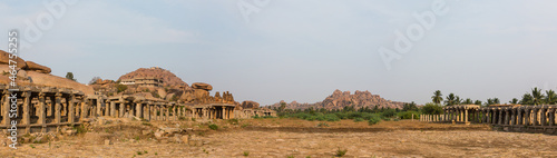インド ハンピの建造物群のクリシュナ寺院前のバザール