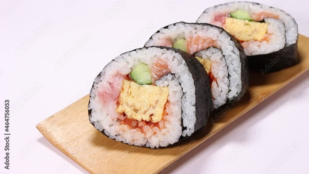 トレーの上の海鮮太巻き　回転