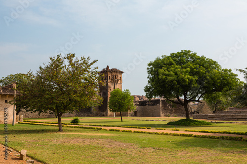 インド　王宮地区にあるハンピの建造物群のロータス・マハルの庭園 © pespiero
