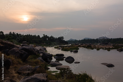インド ハンピのトゥンガバドラ川と夕日