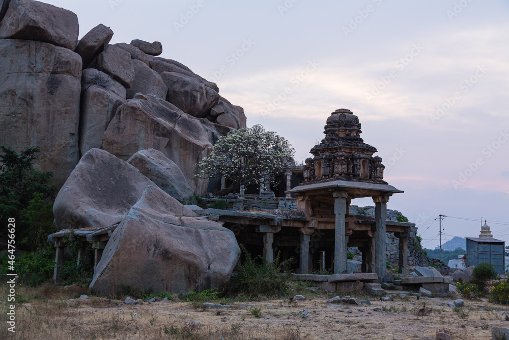 インド　夕方のハンピの岩山の上に建つヒンドゥー教の寺院