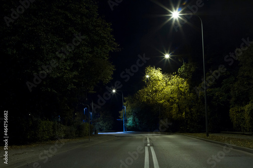 Pusta ulica na przedmieściach dużego miasta ciepłą pażdziernikową nocą