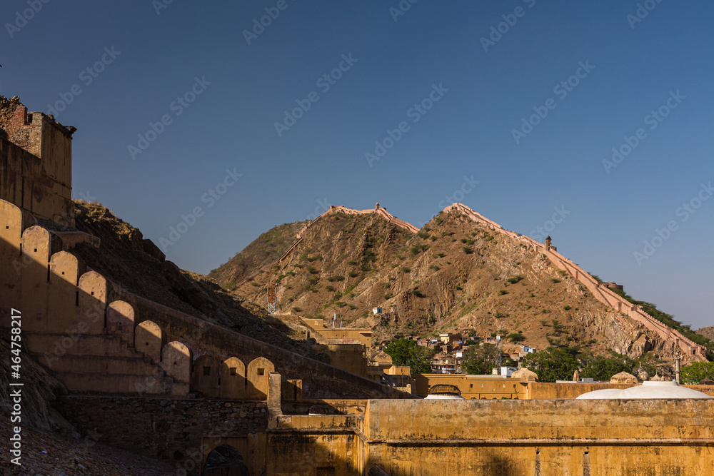 インド　ジャイプルにあるアンベール城から望むジャイガール要塞の城壁