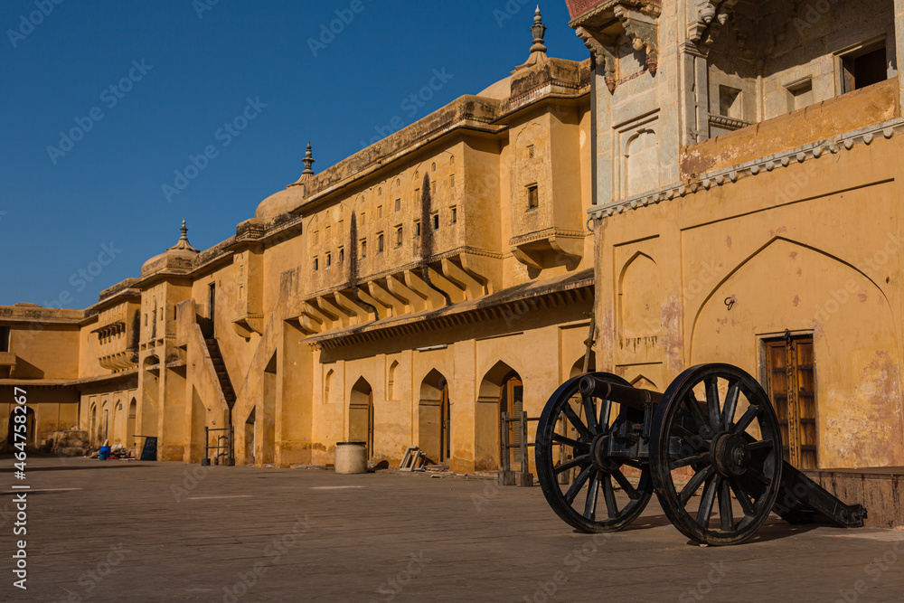 インド　ジャイプルにある世界遺産のラージャスターンの丘陵城塞群のアンベール城の太陽門に置かれた大砲