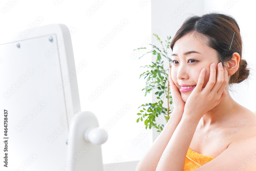 部屋でスキンケアをする若い女性 Stock Photo | Adobe Stock