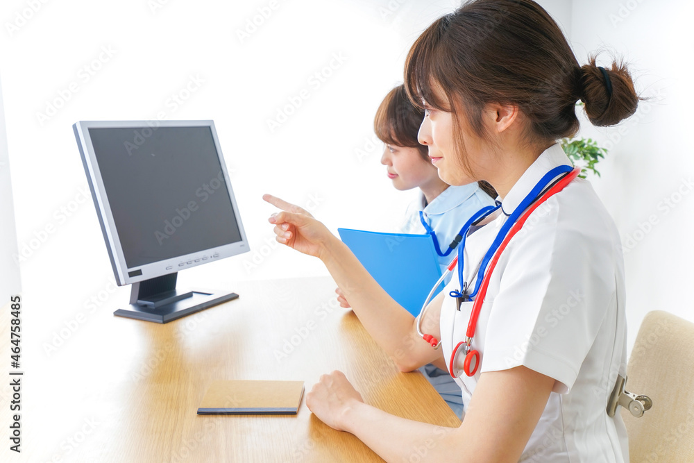 ブリーフィングをするドクターとナース