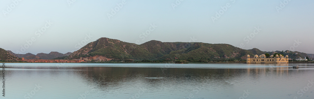 インド　ジャイプルのマン・サガー湖に浮かぶ水の宮殿ジャル・マハル