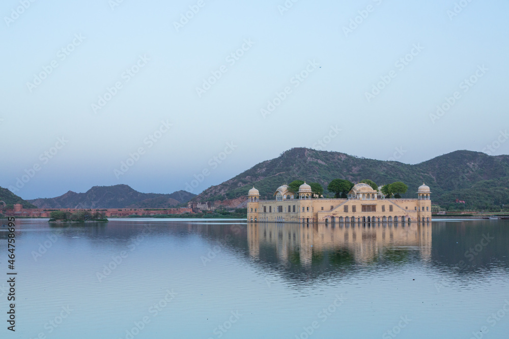 インド　ジャイプルのマン・サガー湖に浮かぶ水の宮殿ジャル・マハル