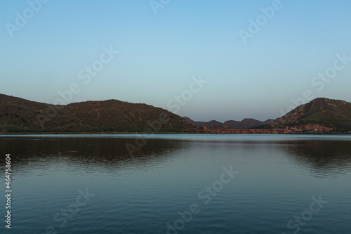 インド　ジャイプルのマン・サガー湖 © pespiero