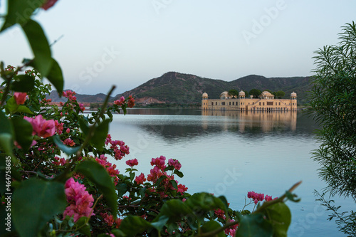 インド　ジャイプルのマン・サガー湖に浮かぶ水の宮殿ジャル・マハル © pespiero