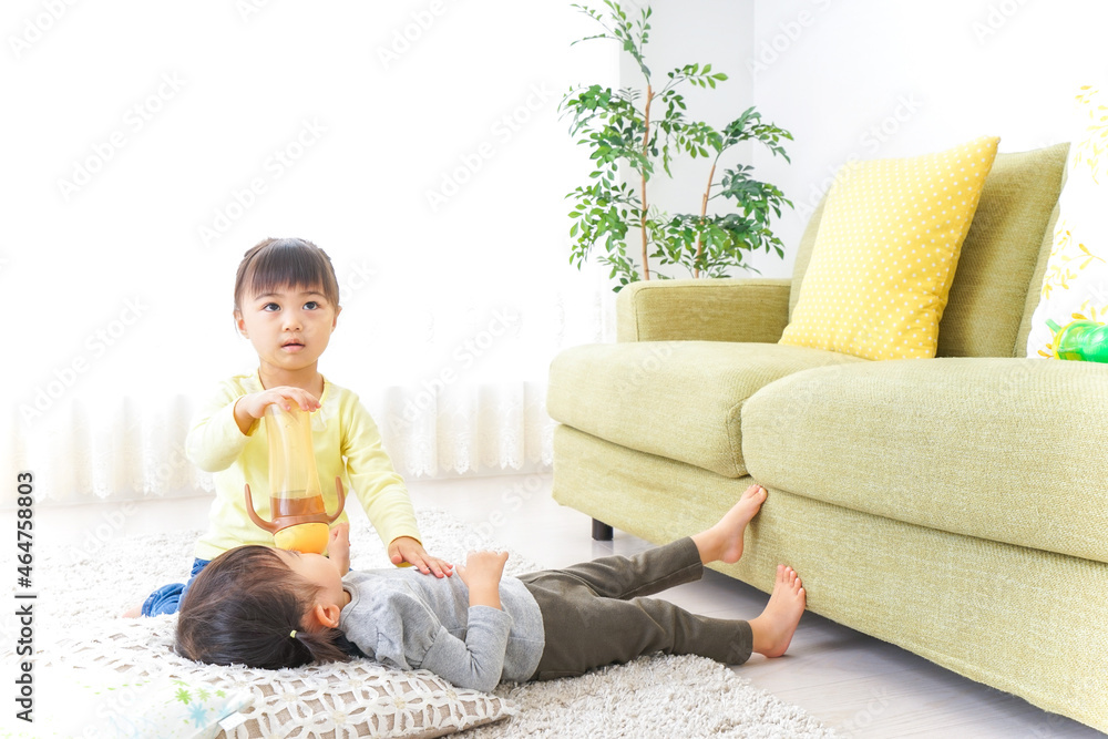妹のお世話をする子供 妹のお世話をする子供