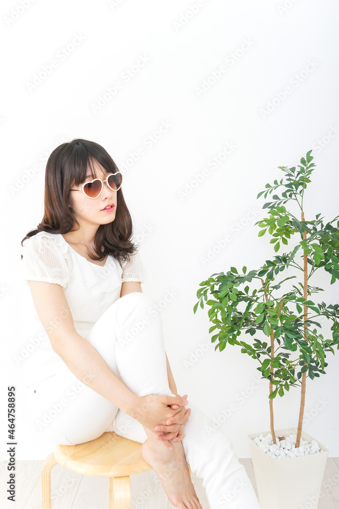 サングラスをかけた若い女性