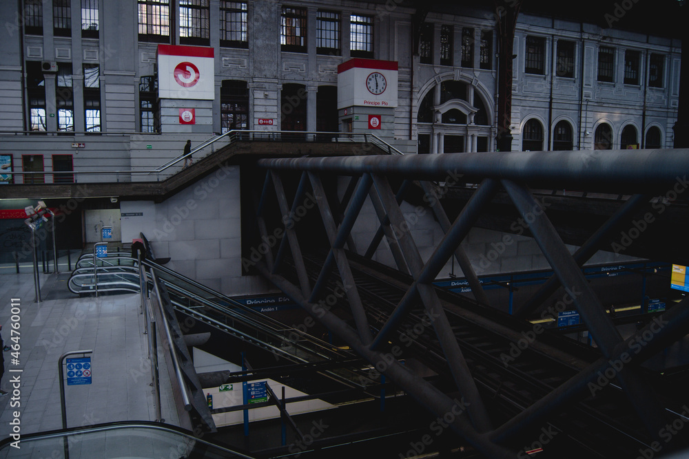 Estructura de arquitectura de los andenes de una estación de tren y metro de la ciudad.