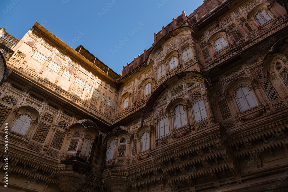 Obraz premium インド ジョードプルのメヘラーンガル砦の宮殿の中庭からの風景