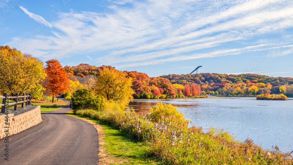 Obraz premium Beautiful autumn scenes besides lake 